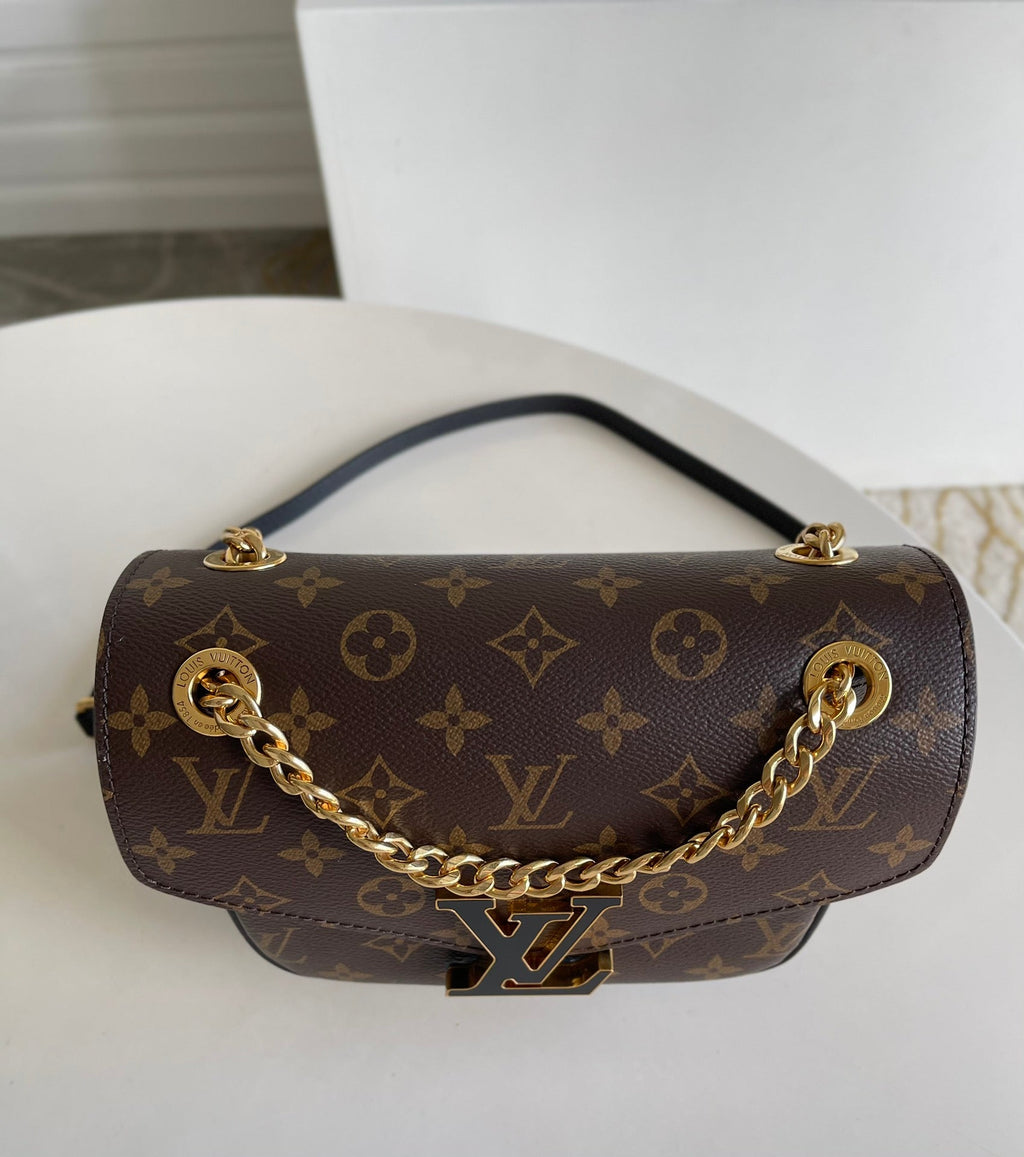 Lo vu passy chain messenger bag