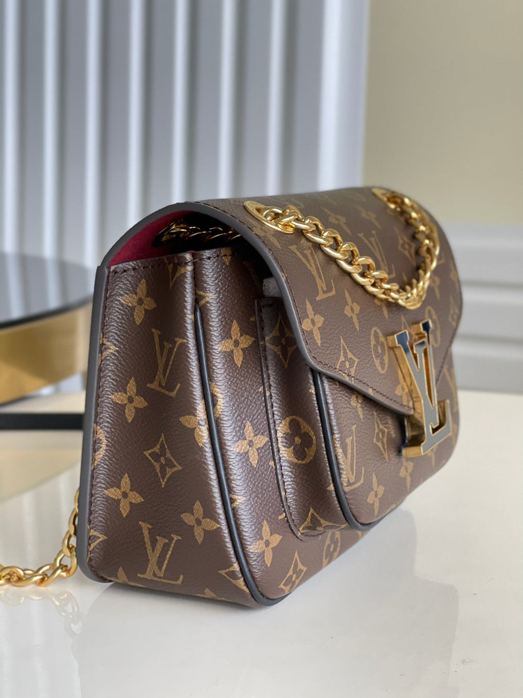 Lo vu passy chain messenger bag